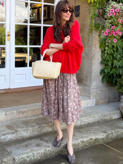 Oui aux looks estivaux rchauffs  la va-vite au creux d'un gros pull rouge !