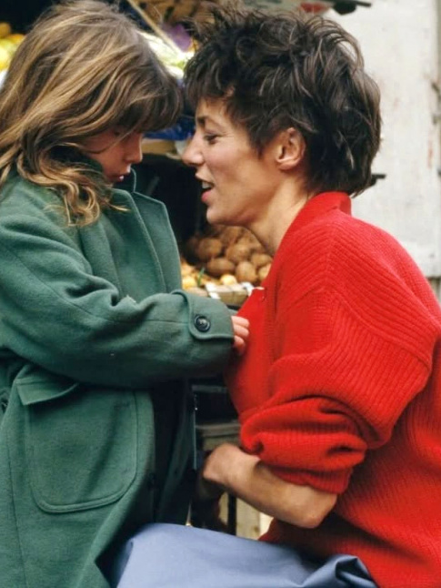 Pull rouge duveteux + coupe courte bouriffe = le bon mix