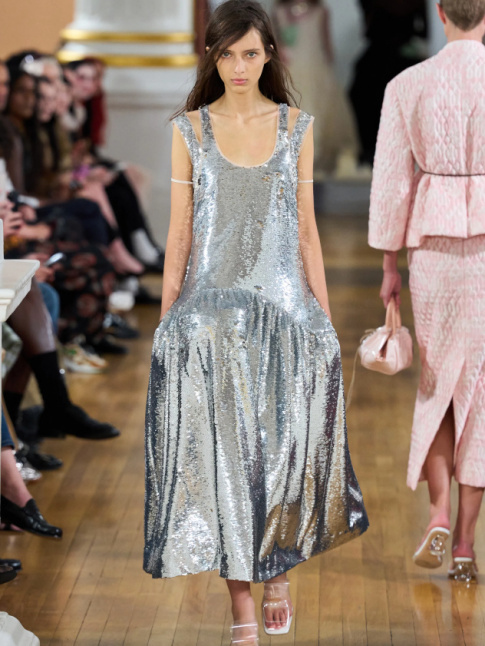 La simplicit iridescente et subtilement audacieuse de cette robe Simone Rocha enchante