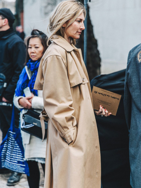 Trench + chevelure floue = le bon mix