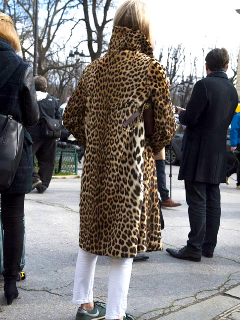 Oui au jean blanc port en automne, voire en hiver !
