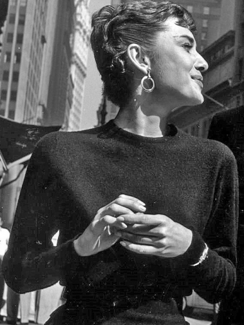 Entre chic et espiglerie, Audrey Hepburn fascine