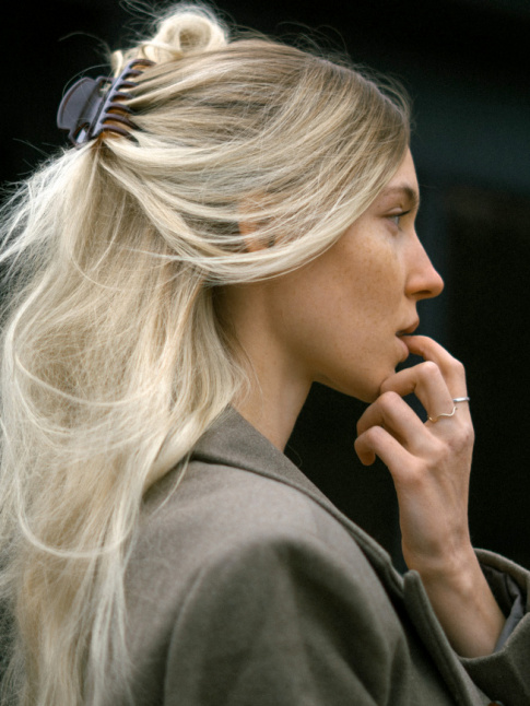 La pince crocodile : la meilleure allie des looks mixant nonchalance et tailoring !