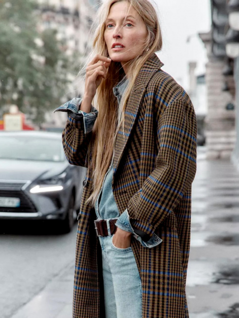 Rien de tel qu'un pardessus  carreaux pour booster un total look jean !