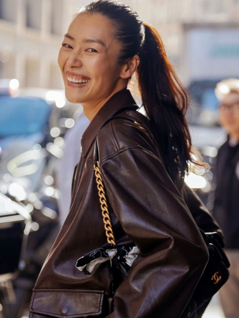 Queue de cheval haute + maxi sourire = le bon mix