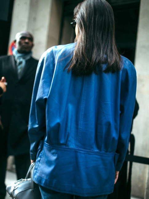 Cuir + bleu cobalt = le bon mix