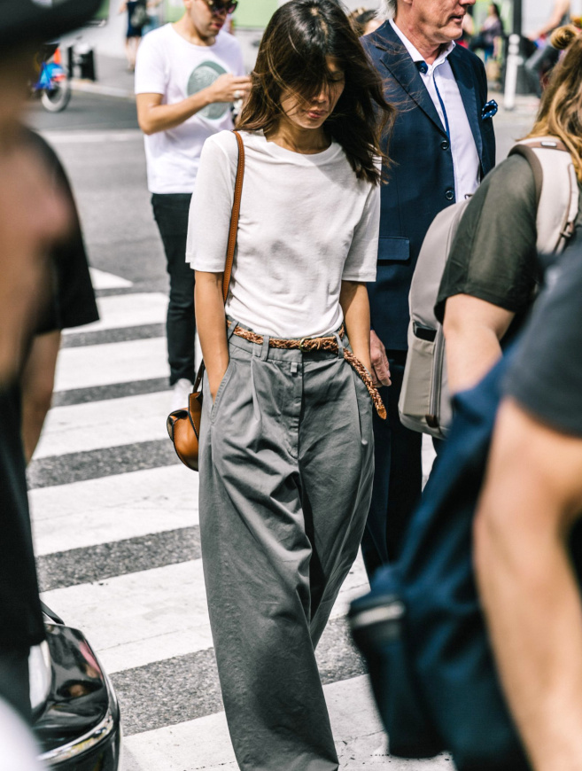 Pantalon kaki mis en valeur sur une silhouette féminine avec une coupe flatteuse