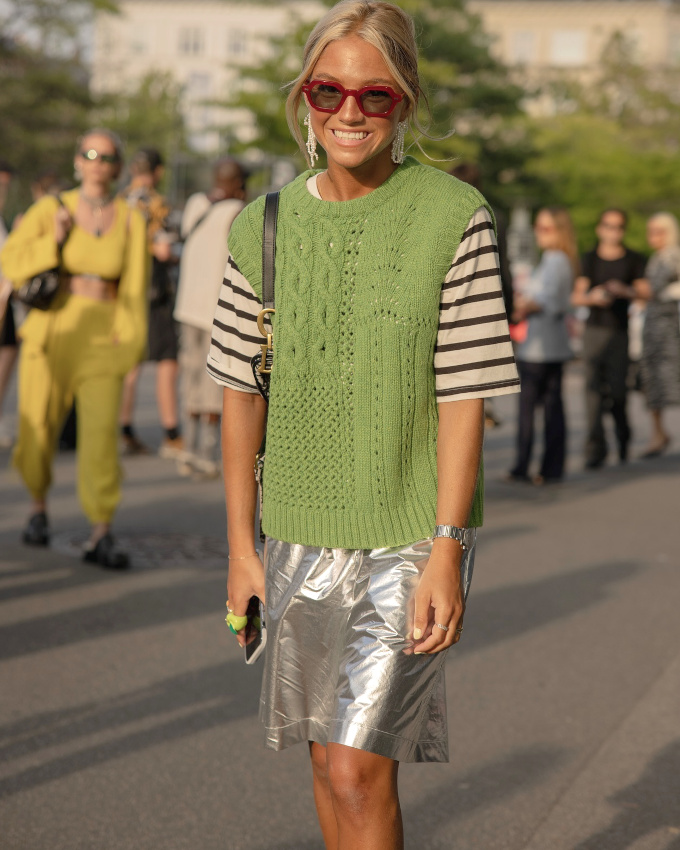 Rien de tel qu'un maxi sourire pour atténuer la dimension clivante de certains looks !