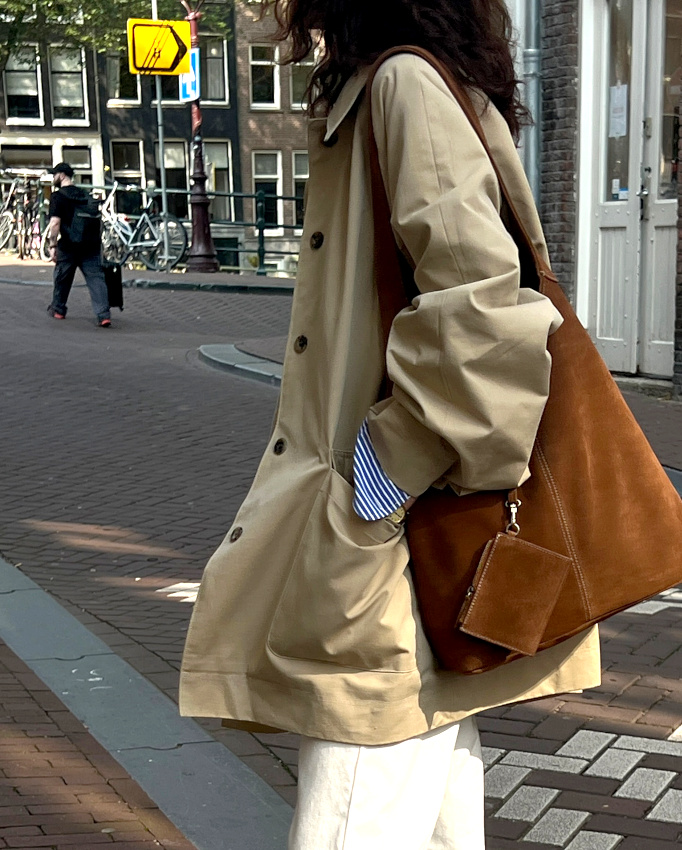 Glisser une chemise rayée sous son trench ou comment twister son look de manière simple et efficace !