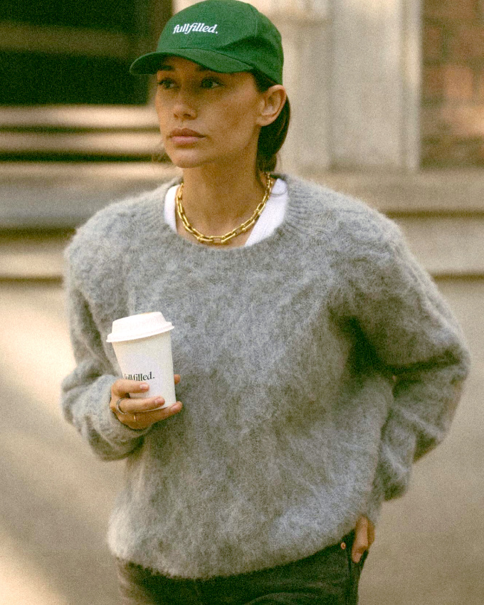 Ne jamais sous-estimer l'effet "exhausteur de look casual" d'un collier nineties !