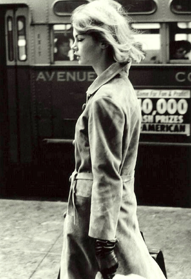 Wanted : un trench en daim à porter avec un trait d'eye-liner et un carré décoiffé !