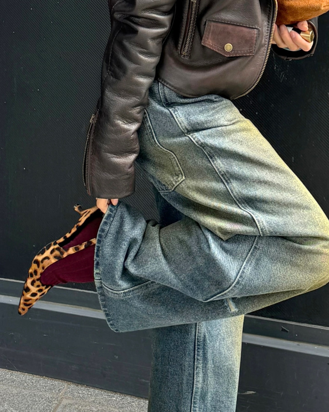 Rien de tel qu'une paire d'escarpins léopard pour réveiller un look boyish !