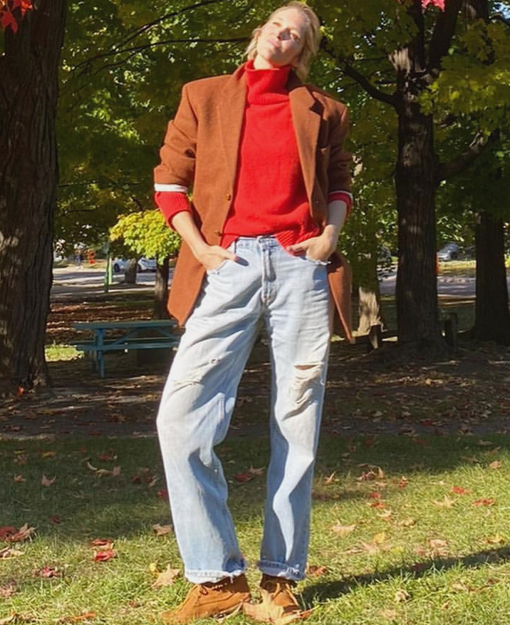 Rien de tel qu'un jean bleu délavé pour faire respirer le duo marron/rouge !