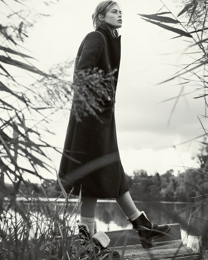 Mêlant rigueur du manteau et désinvolture des boots, ce look a tout bon !
