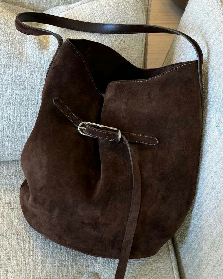 Mêlant volume épuré, teinte chaleureuse et détail élégant, ce sac a tout bon !