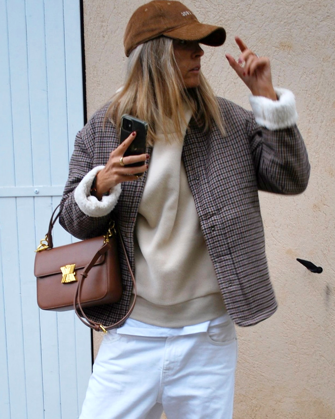 Mêlant confort, touche sportswear et harmonie de couleurs, ce look a tout bon !