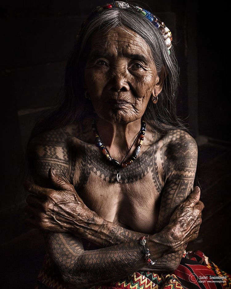 Mêlant fragilité, force, féminité et universalité, cette photographie fascine