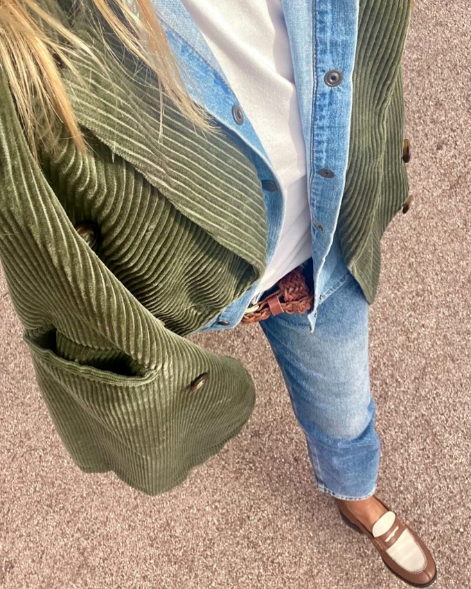Blazer en velours côtelé + jean 7/8 + mocassins = le bon mix