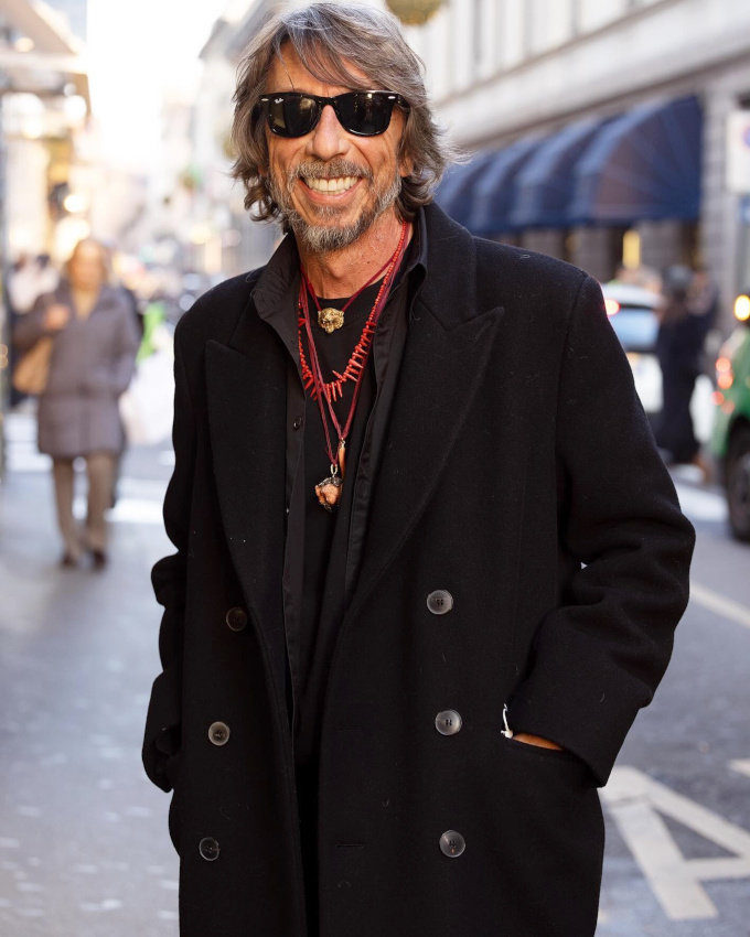 L'accumulation de colliers rouges : le meilleur allié du total look noir !
