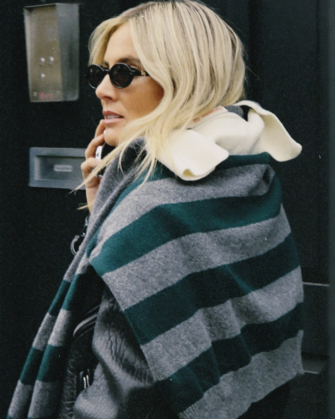 Blouson en cuir + pull rayé porté sur les épaules = le bon mix