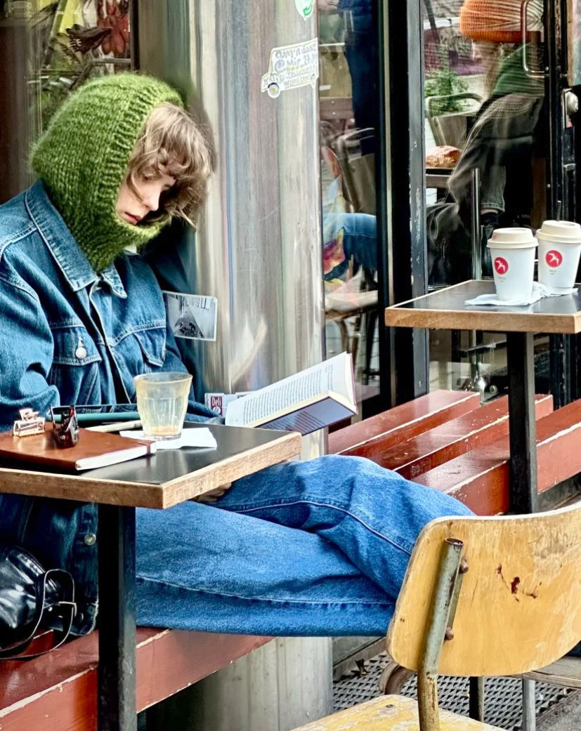 Un bon livre + une cagoule confortable + un café = le bon mix