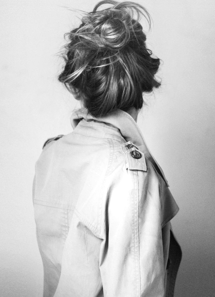 Trench + coiffure désinvolte = le bon mix