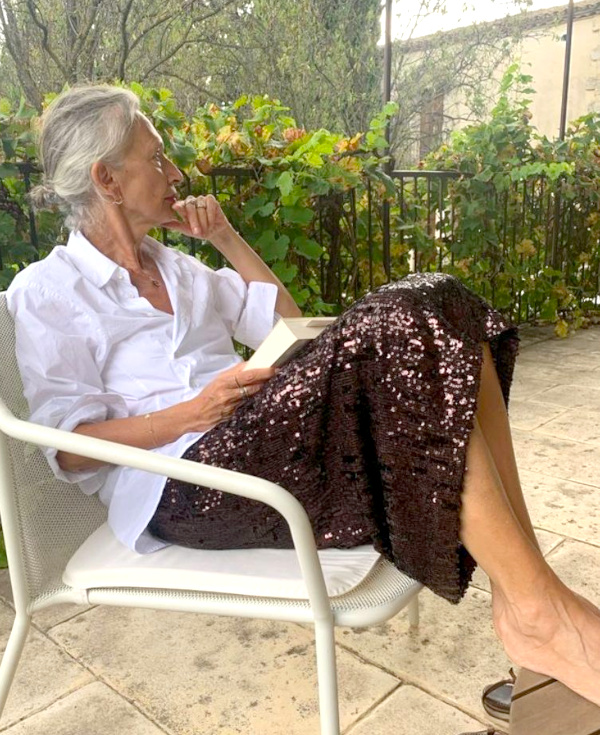 Chemise blanche et jupe bordeaux