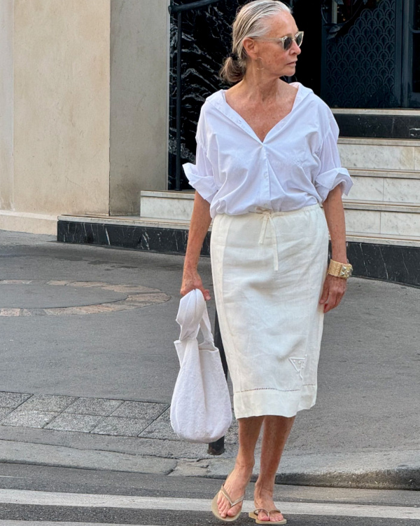 Chemise blanche et jupe blanche