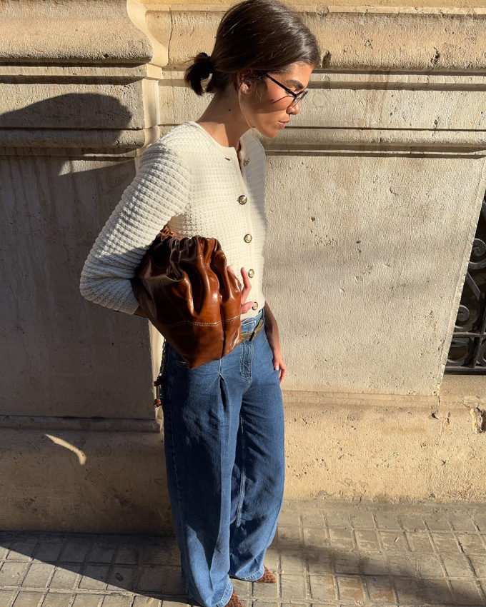 Rien de tel pour réchauffer un jean large qu'un gilet blanc aux allures de petite veste  !