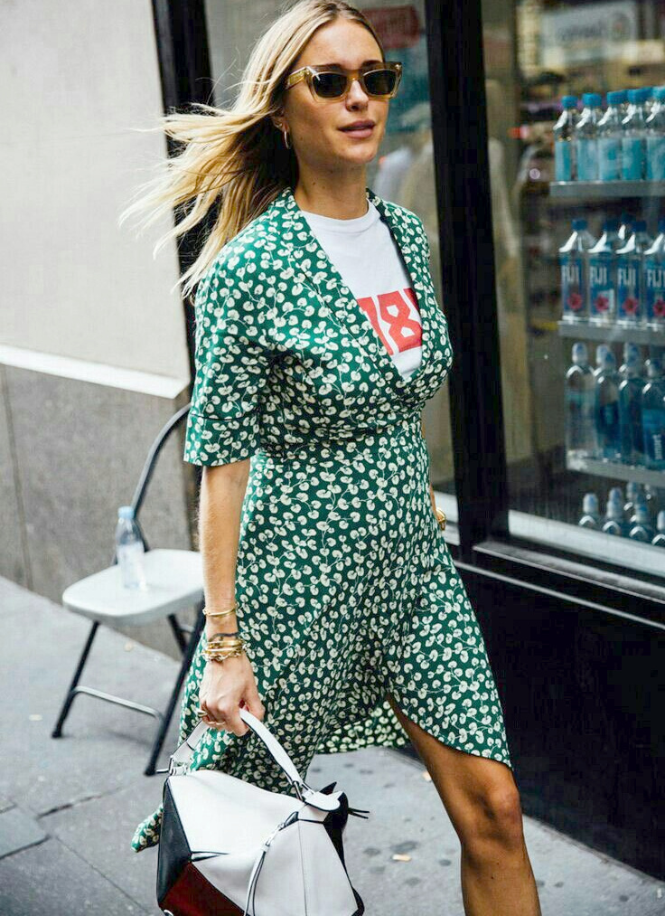 Le tee-shirt : le meilleur allié des robes très décolletées !