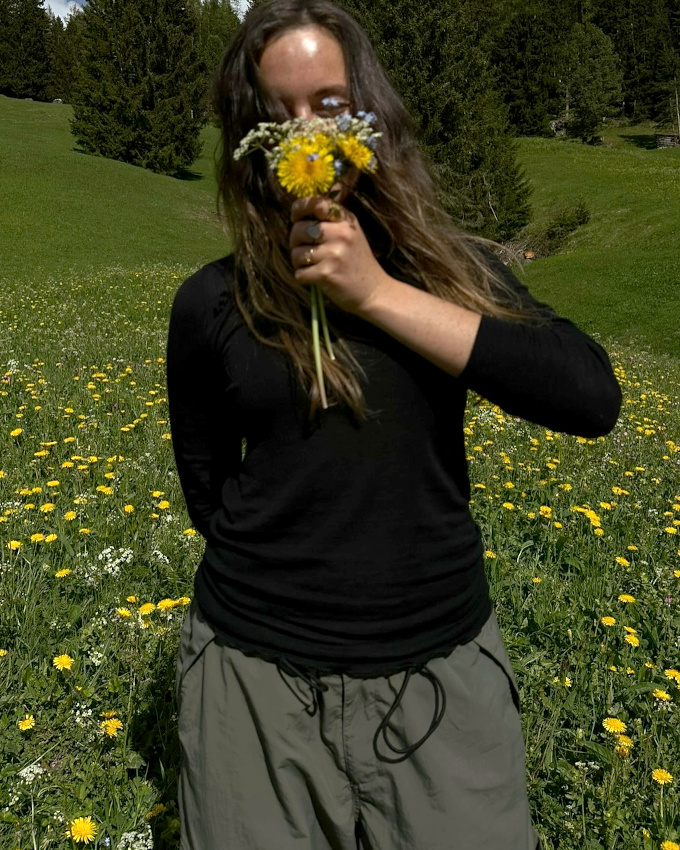 Un champ de fleurs, un pantalon large kaki, peu d'humains à la ronde... what else ?