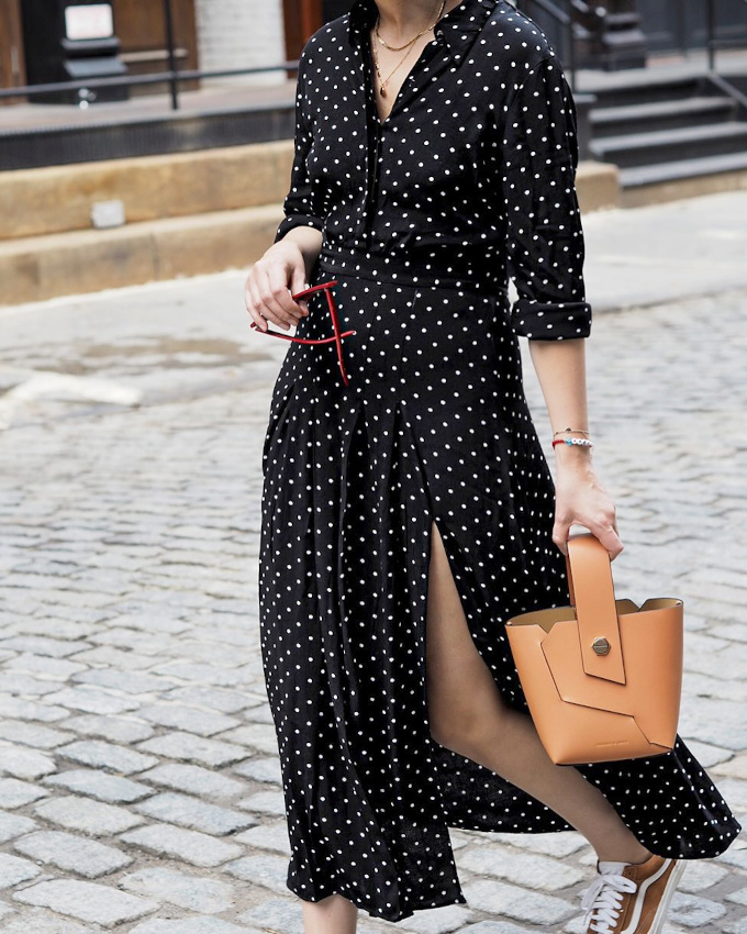 Robe à pois + sac seau = le bon mix
