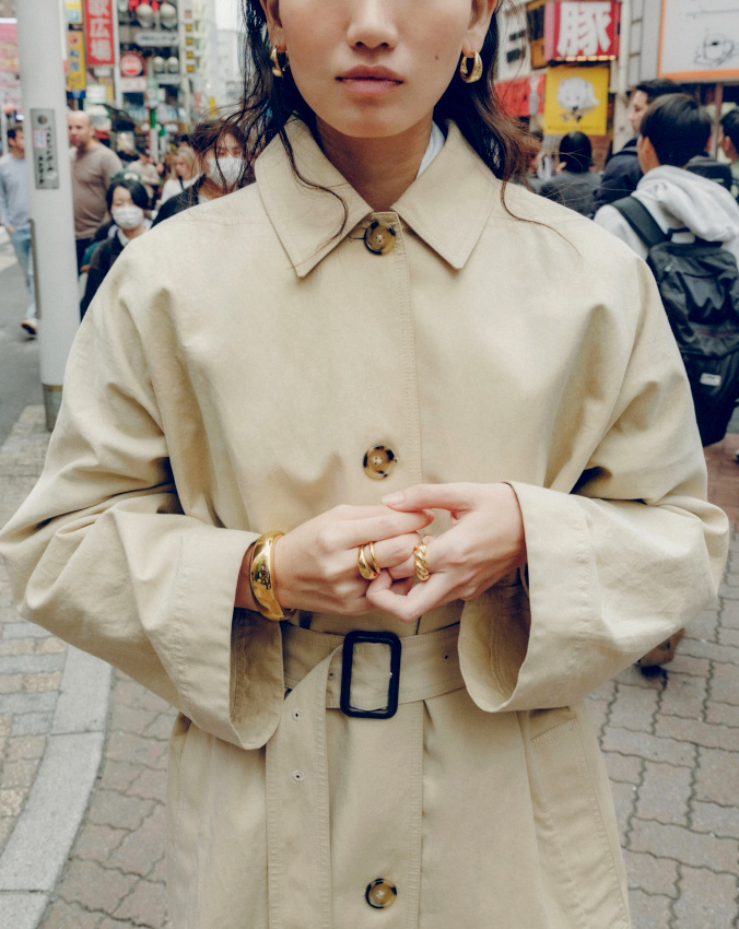 Bijoux dorés et trench mastic sont faits pour vivre ensemble !