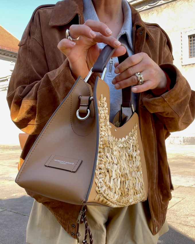 Rien de tel qu'un sac texturé pour accompagner un look printanier !