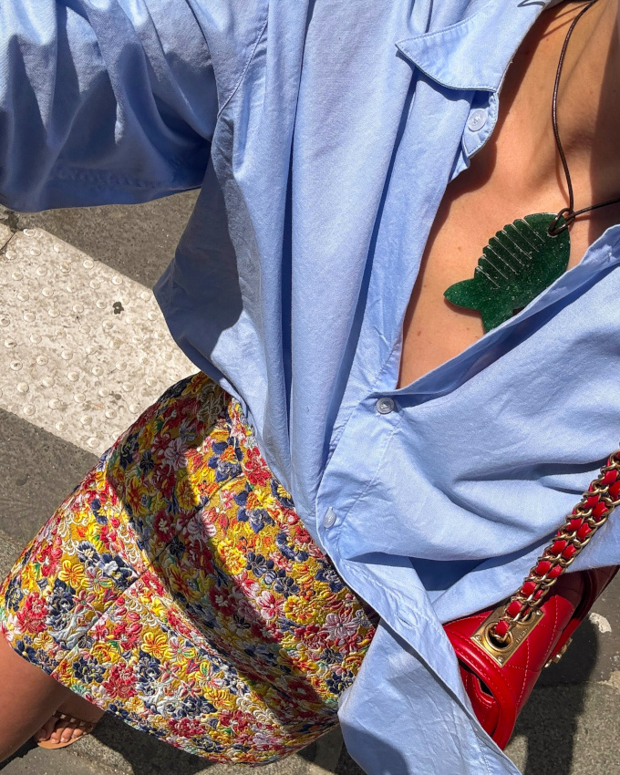 Oui au duo chemise ample/mini-jupe sophistiquée !