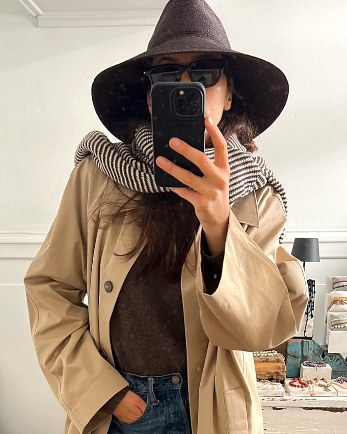 À mi-chemin entre les saisons, ce look a tout bon !