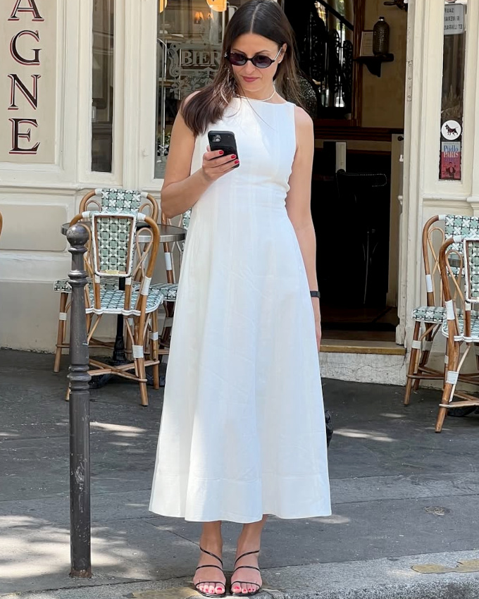 Mêlant élégance estivale et coupe accentuant la verticalité de la silhouette, cette robe blanche a tout bon !