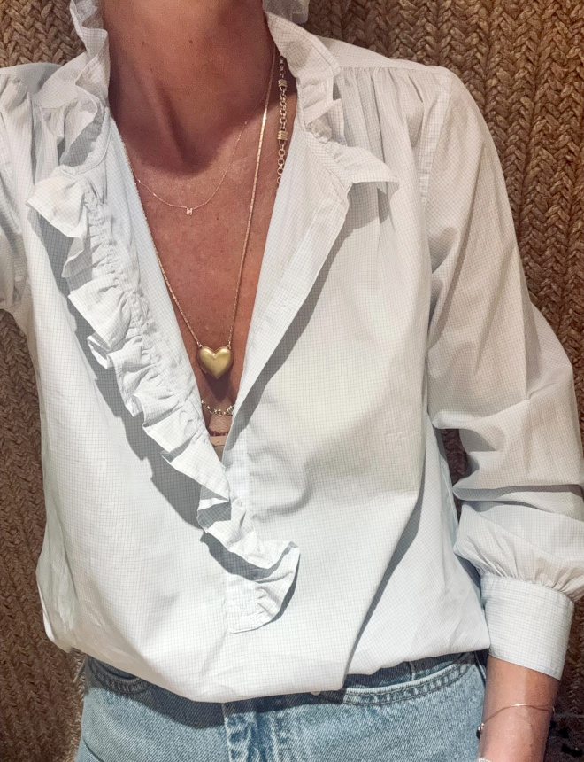 Mêlant froufrous maîtrisés et petits carreaux discrets, cette chemise a tout bon !