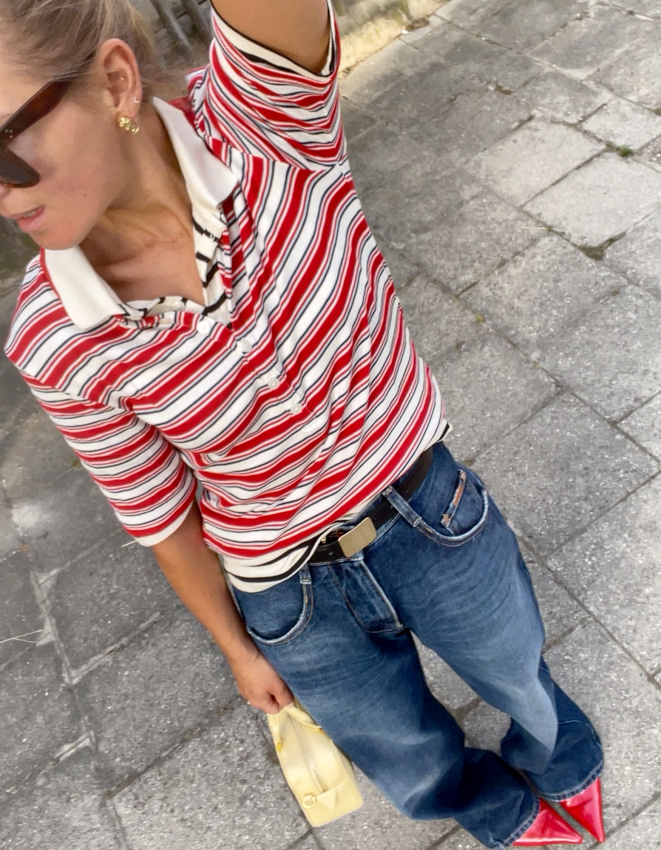 Polo rayé + jean large + escarpins = le bon mix