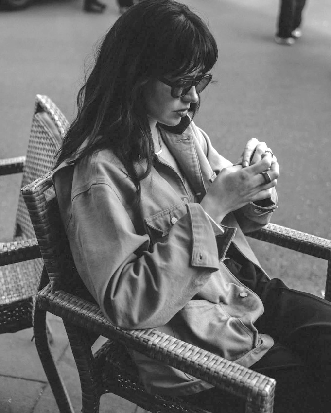 Maxi paire de lunettes de soleil + veste en jean un peu trop grande + frange = le bon mix