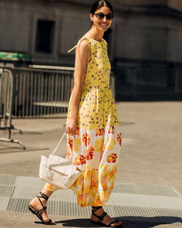 Robe jaune et sandales