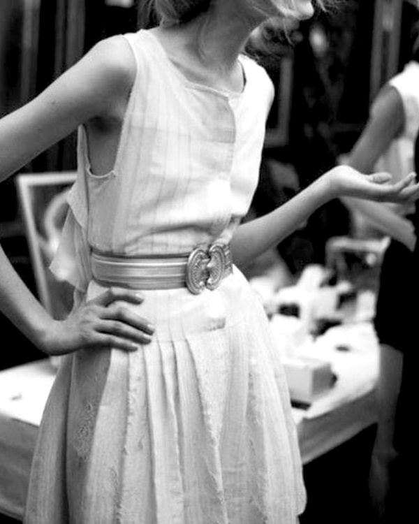 Robe blanche et ceinture