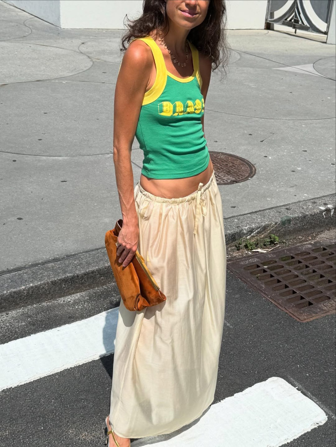 Jupe longue taille basse + débardeur sporty = le bon mix