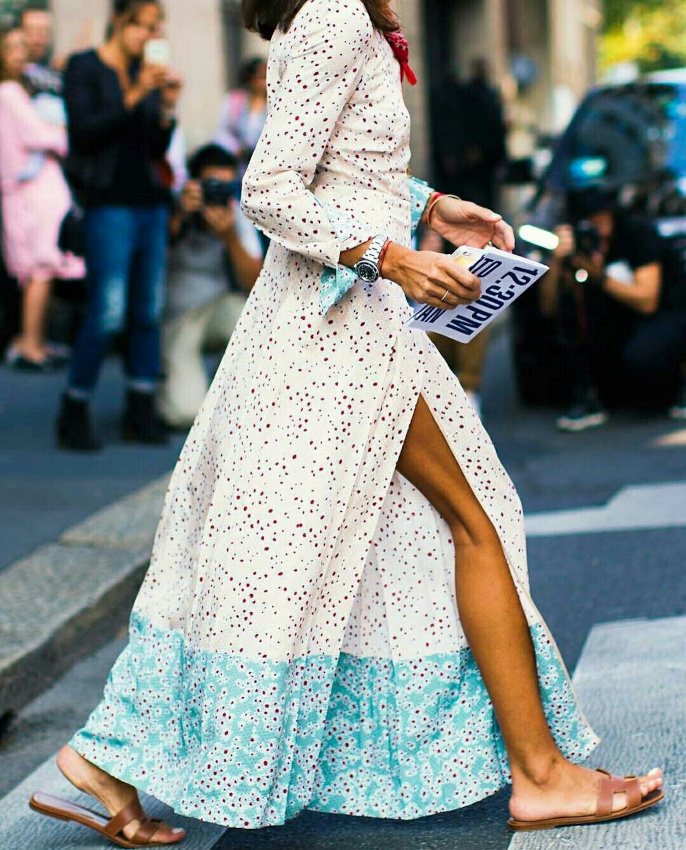 Robe longue + fente audacieuse + sandales plates = le bon mix