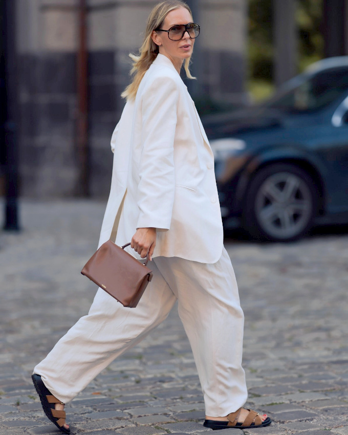 Costume oversize + accessoire en cuir marron = le bon mix