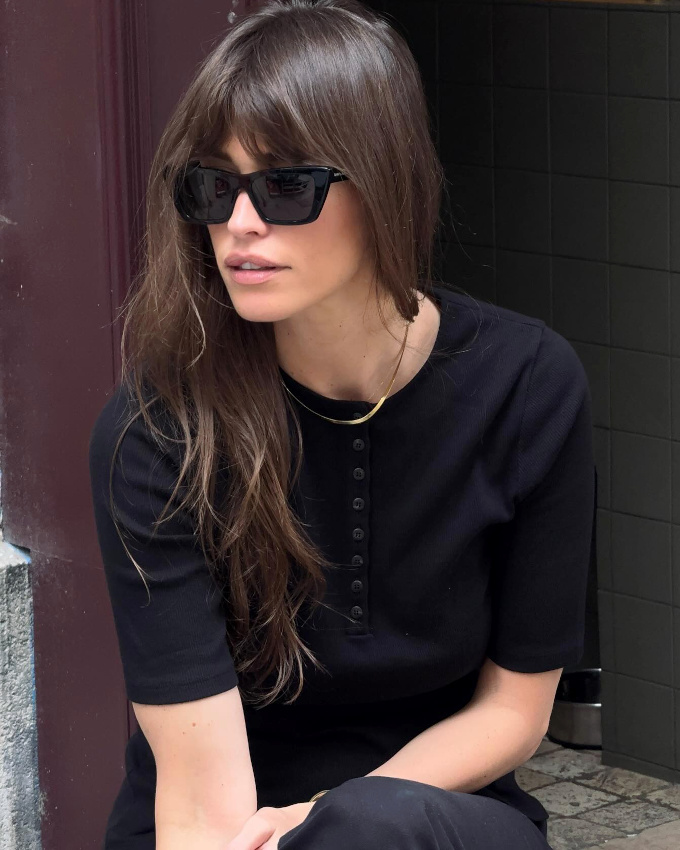 Rien de tel qu'un très fin bijou doré pour faire respirer un total look noir !