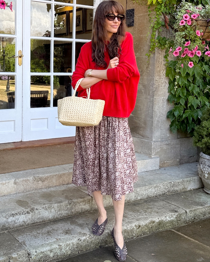 Oui aux looks estivaux réchauffés à la va-vite au creux d'un gros pull rouge !
