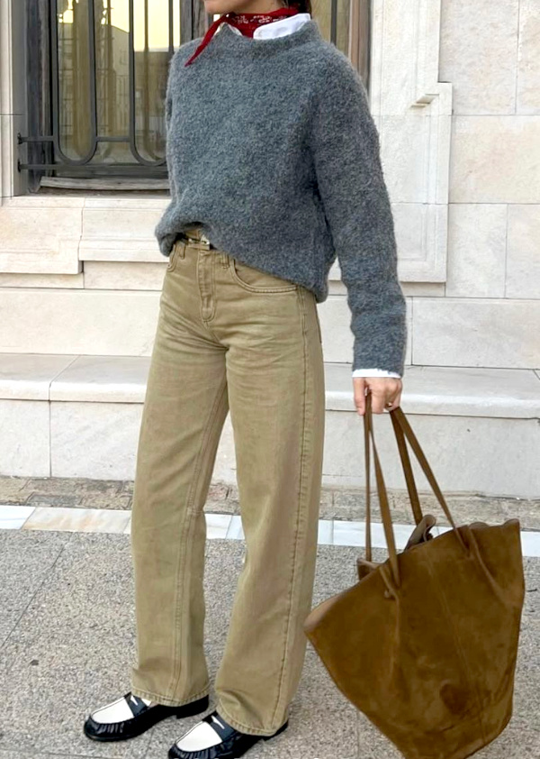 Pull gris et pantalon beige