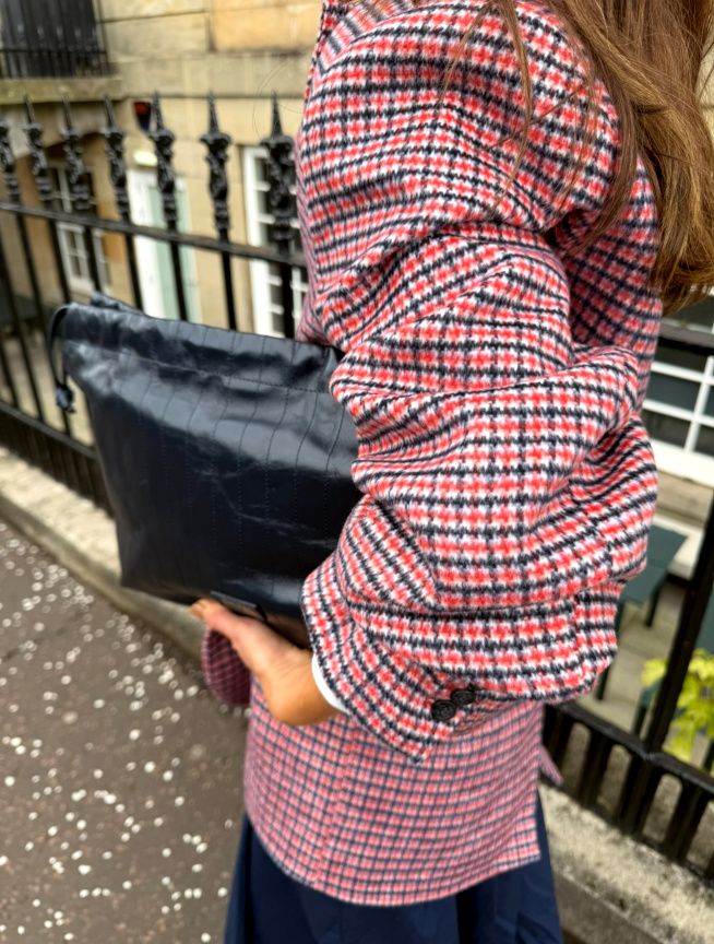 Carreaux + cuir texturé = le bon mix