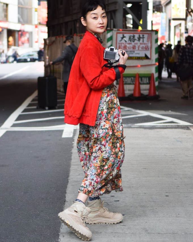Mêlant pragmatisme et féminité, ce look a tout bon !